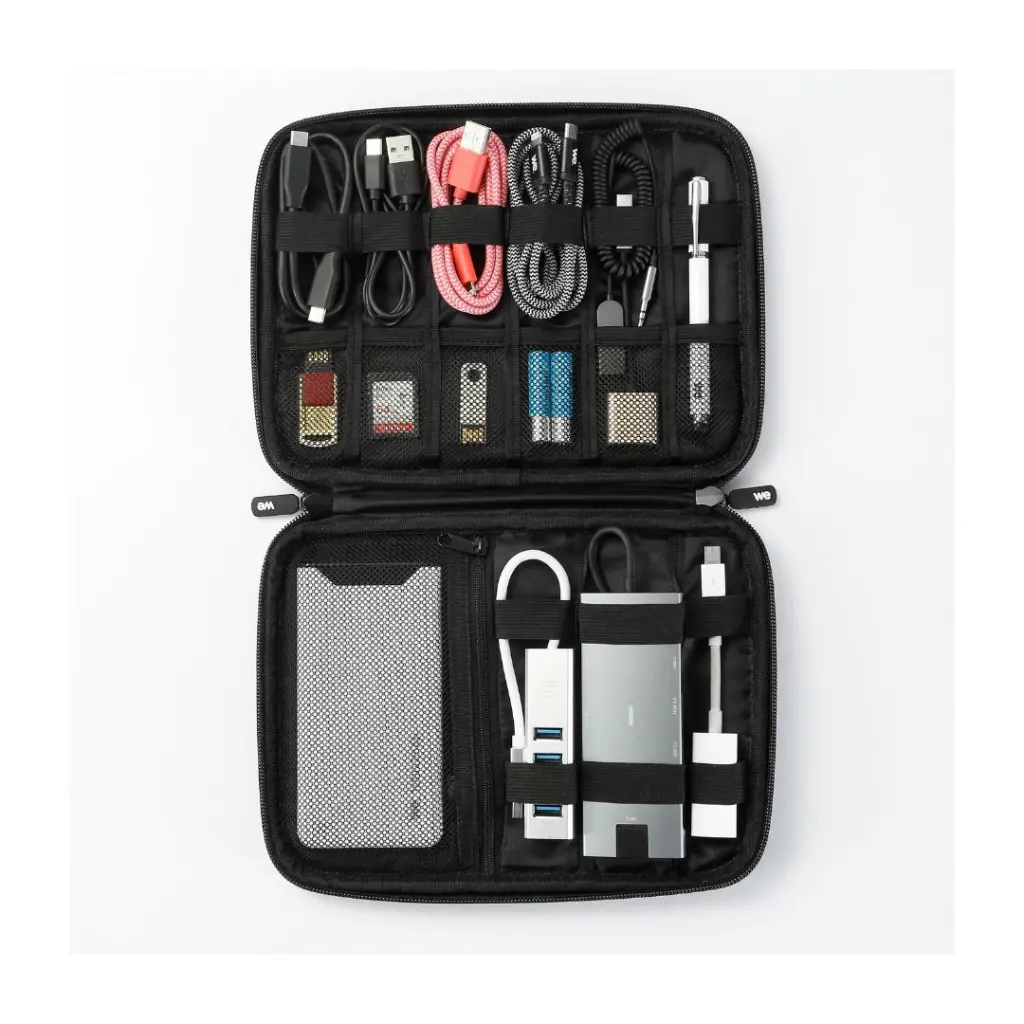 housse de rangement WE pour les accessoires électroniques- câbles, chargeurs, cartes mémoires etc. Matière hydrofuge. Pochette devant avec accès facile. exemple.webp