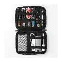 housse de rangement WE pour les accessoires électroniques- câbles, chargeurs, cartes mémoires etc. Matière hydrofuge. Pochette devant avec accès facile. exemple.webp